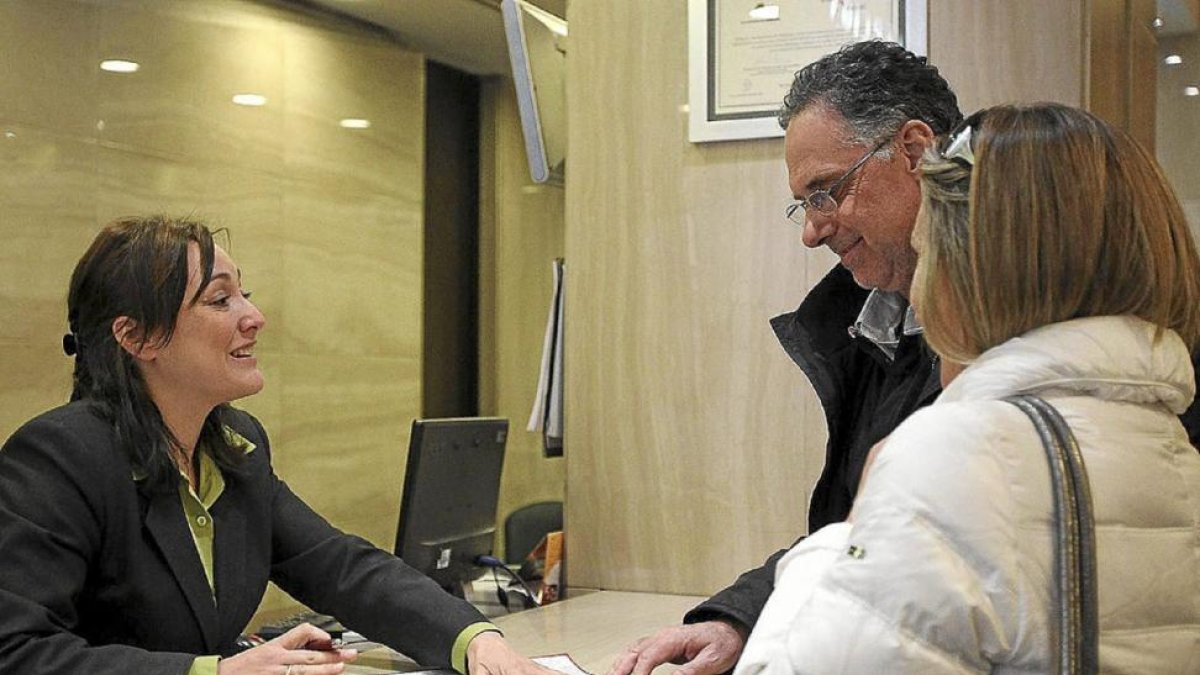 Cientes de un hotel de Valladolid reciben información de la ciudad.-Montse Álvarez