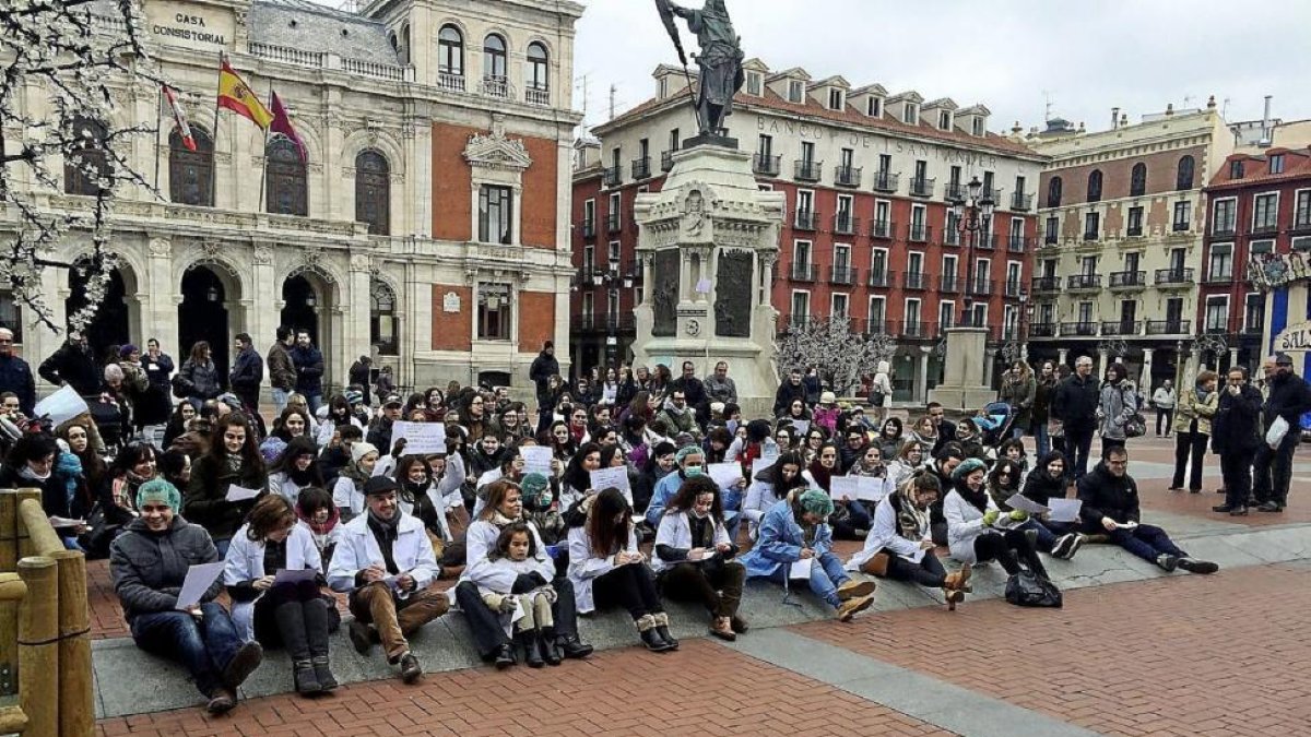 Estudiantes de las oposiciones protestan en la plaza Mayor.-EM