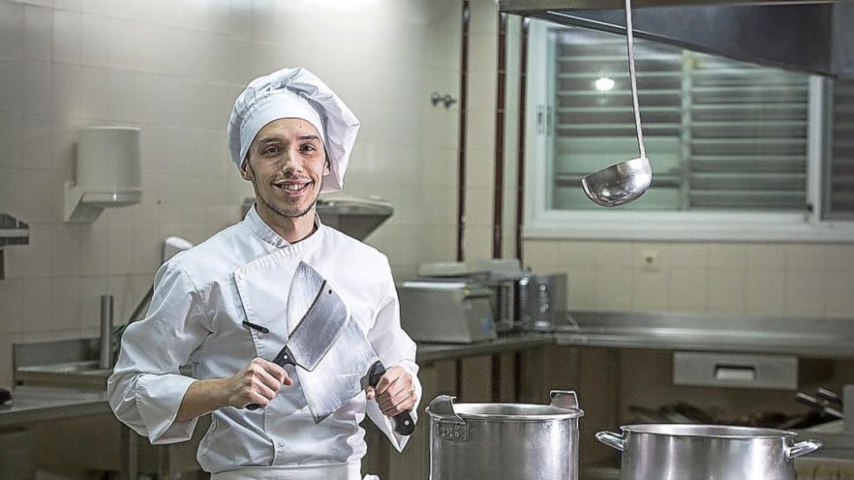 FernandoBenito posa en las cocinas del Diego de Praves con dos cuchillos.-MIGUEL ÁNGEL SANTOS