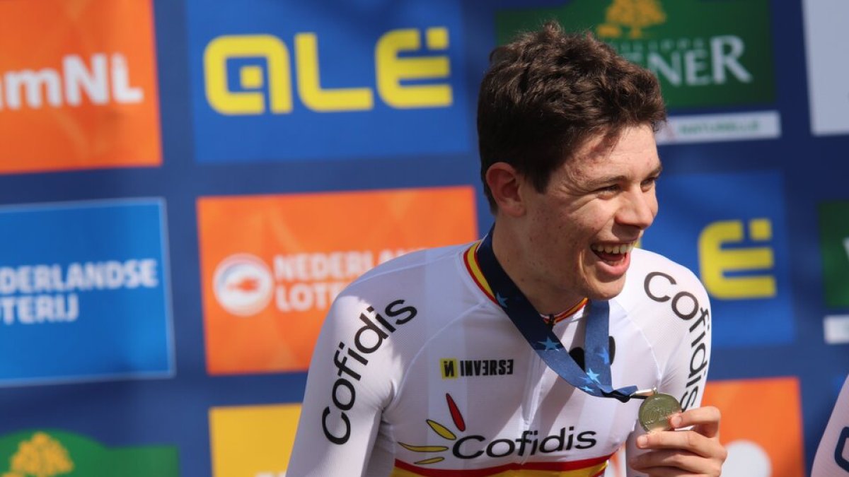 Iván Romeo sonríe con la medalla de plata europea en la mano. / RFEC