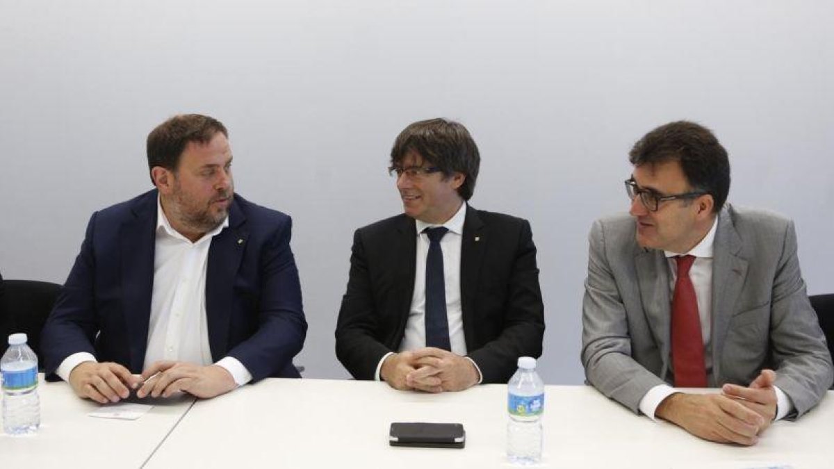 Oriol Junqueras, Carles Puigdemont y el secretario de Hisenda, Lluís Salvadó, este lunes.-ALBERT BERTRAN