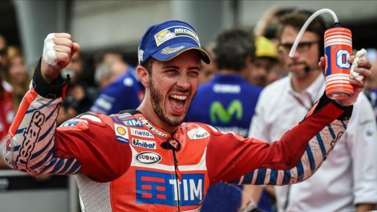 Andrea Dovizioso celebra su victoria en Malasia.-AFP / MOHD RASFAN