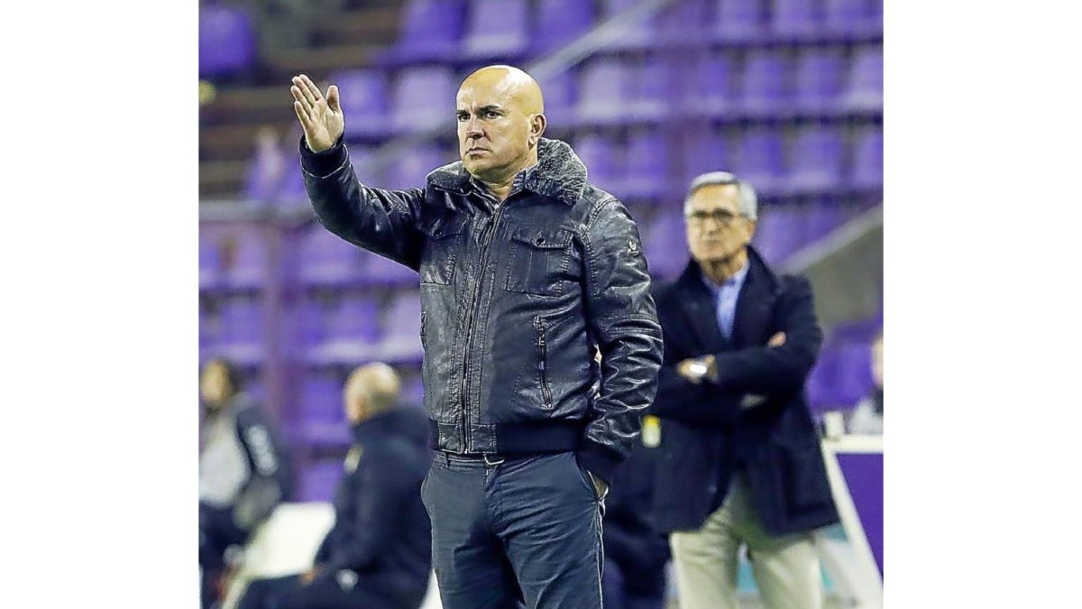 Luis César, junto al banquillo en el partido frente al Oviedo.-J. M. LOSTAU