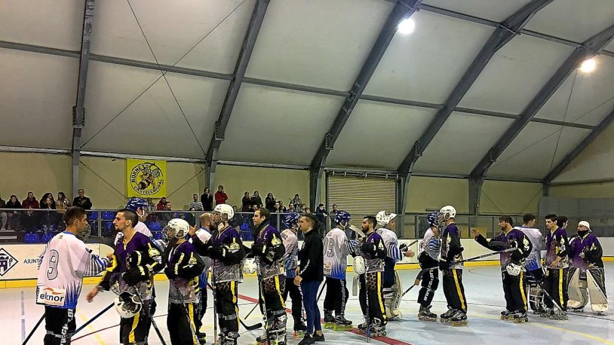 Los dos equipos, CPLV (de camiseta blanca) y Castellbisbal, se saludan tras la conclusión  del partido.-D.V.
