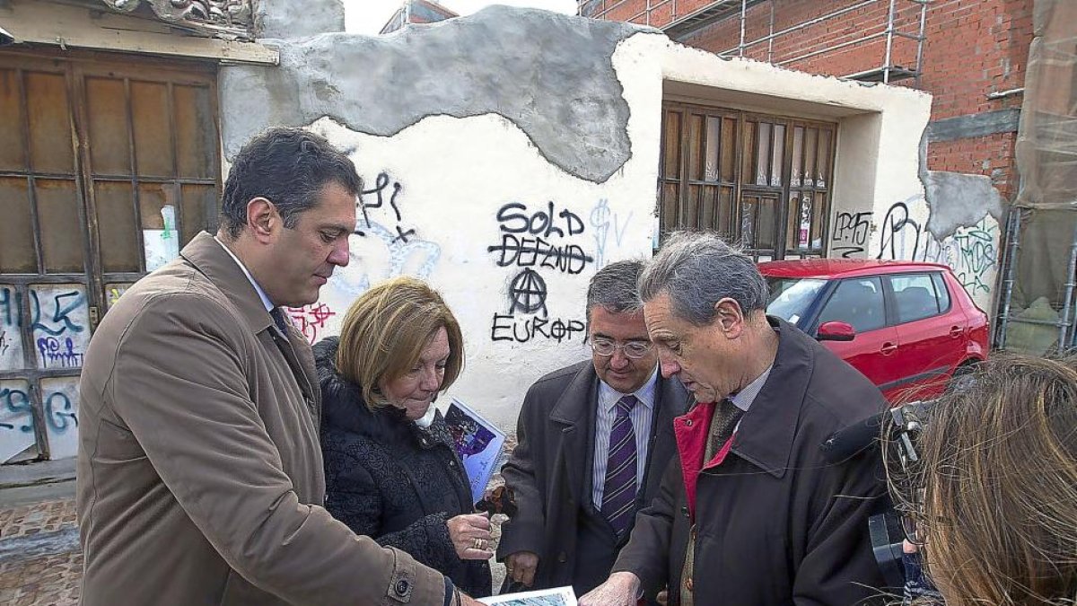 Marinero, García y Castro visitando el solar que albergará el nuevo museo.-ICAL