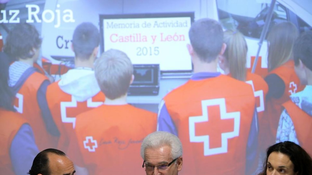 El presidente de Cruz Roja Castilla y León, José Varela, presenta su memoria de actividad en 2015 junto al secretario autonómico, CArlos SAntos (I) y la coordinadora autonómica, Eva María Fernández.-ICAL