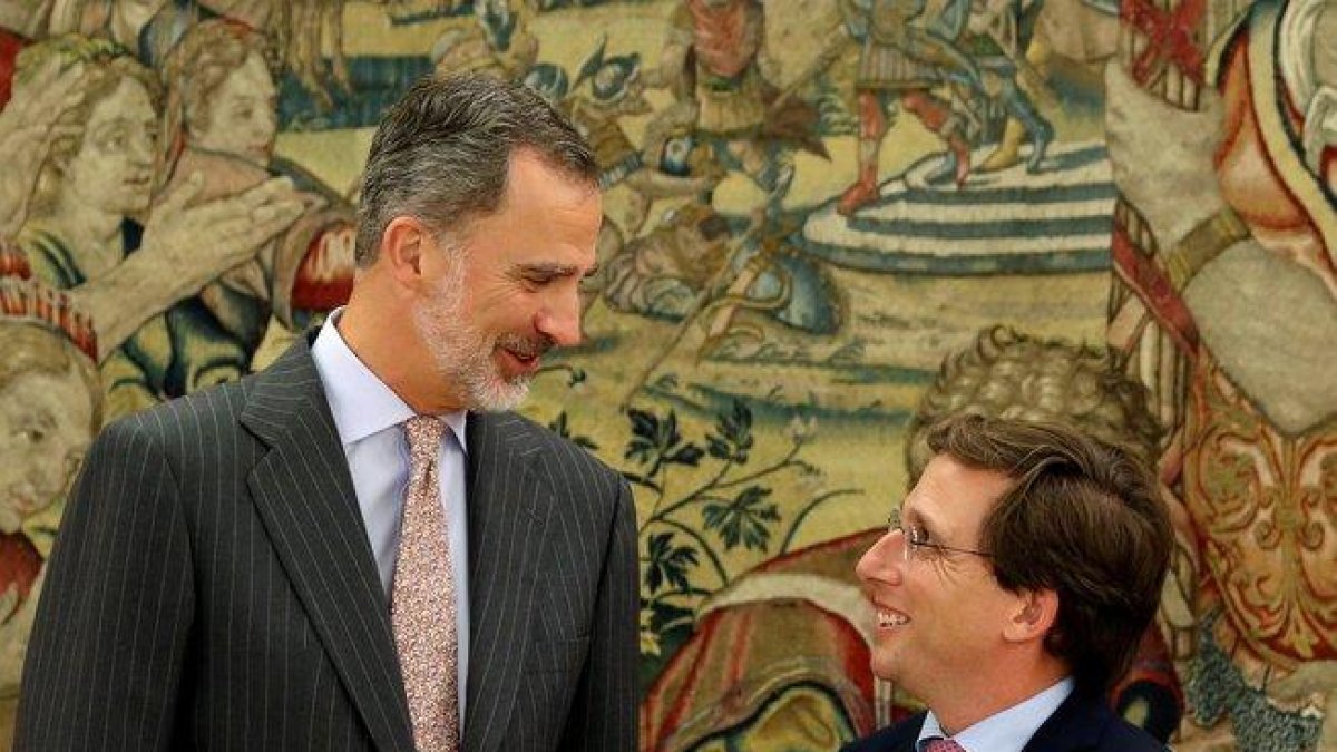 Felipe VI y el alcalde de Madrid, José Luis Martínez-Almeida, durante la audiencia celebrada esta miércoles en el Palacio de La Zarzuela.-J.J.GUILLÉN (EFE)
