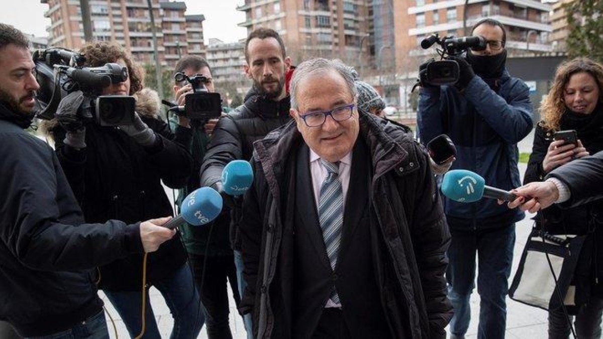 Luis Sabalza, llegando a la audiencia navarra, antes de declarar por el ’caso Osasuna’.-