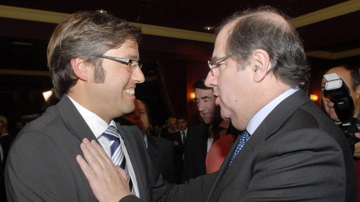 El presidente de la Junta de Castilla y León, Juan Vicente Herrera (d), saluda a Emilio Orejas (i), candidato del PP para ser elegido mañana presidente de la Diputación de León-Efe
