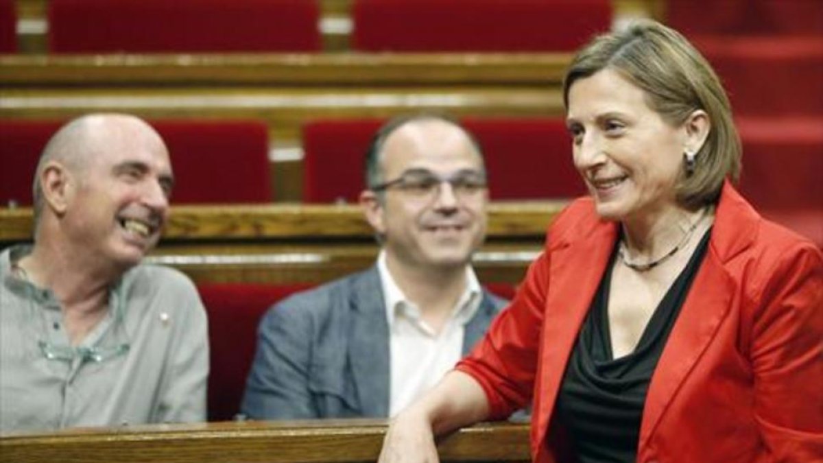 Carme Forcadell, delante de los diputados de JxSí Lluís Llach y Jordi Turull.-AP / MANU FERNÁNDEZ / EFE / ANDREU DALMAU