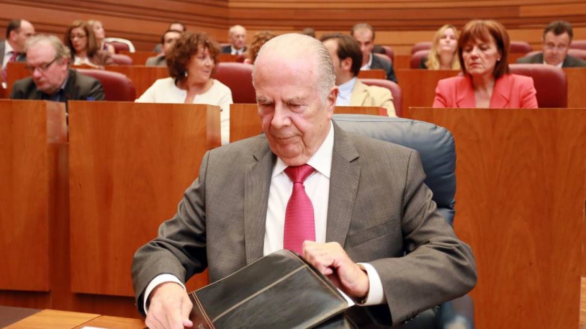 El procurador del Común, Javier Amoedo, presenta el informe anual de la institución correspondiente al año 2014 ante el pleno de las Cortes de Castilla y León-Ical