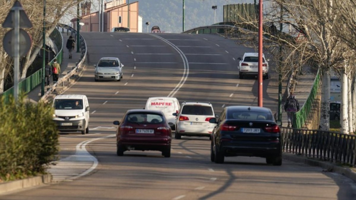 Circulación por el viaducto de Daniel del Olmo tras la reapertura de los dos carriles que estaban en obras. -J.M. LOSTAU