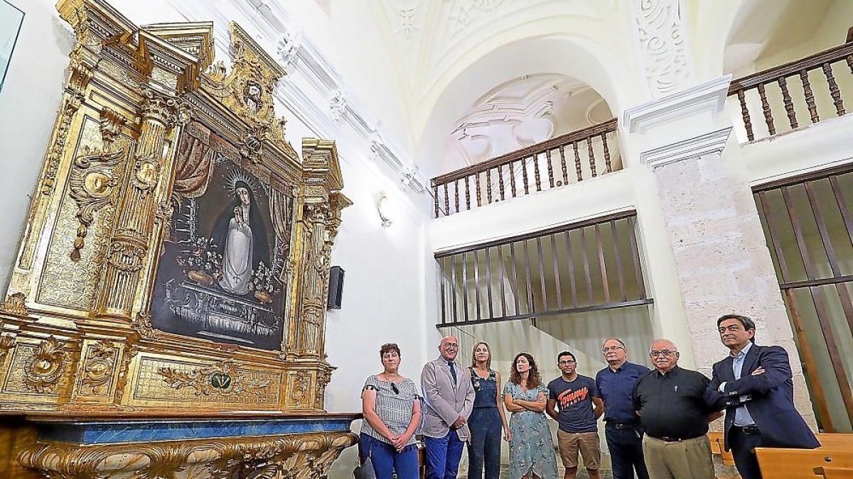 Jesús Julio Carnero junto a la alcaldesa y el delegado diocesano de Patrimonio ayer, en Castrillo de Duero.-EL MUNDO