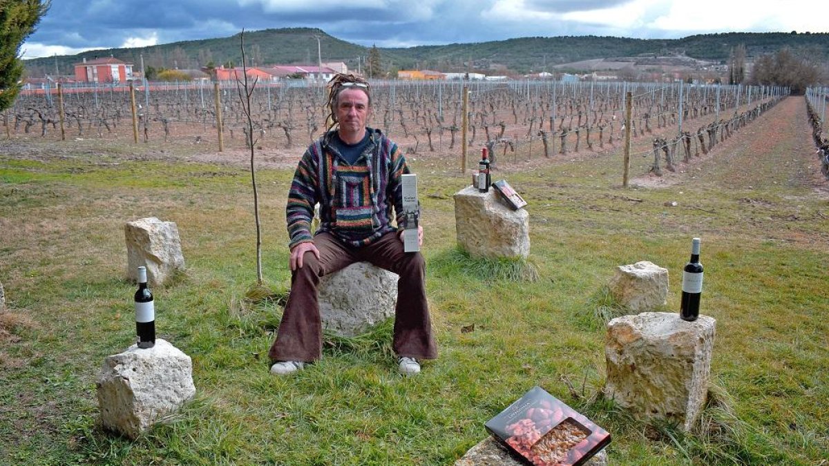 Epifanio García posa en su ‘Stonehenge’ particular frente al viñedo y rodeado de los vinos, destilados y productos de la bodega.-