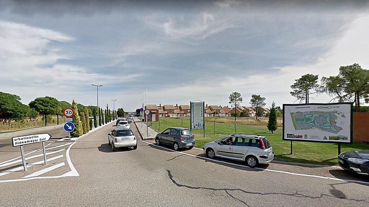 Entrada a la urbanización Aldeamayor Golf, donde se produjeron distintos imprevistos abonados en 2018.-GGL SW