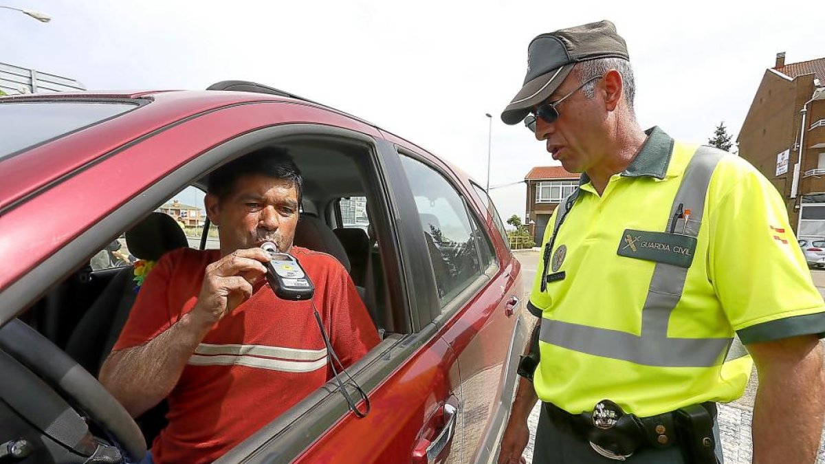 La Guardia Civil realiza operativos de alcoholemia y drogas a conductores.-ICAL