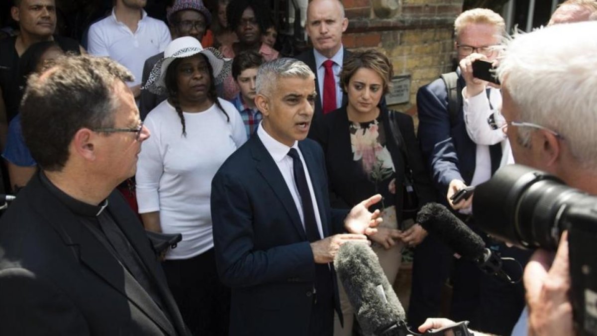 Sadiq Khan, alcalde de Londres, se dirige a la prensa a la salida del oficio religioso en la iglesia St Clement's, en Londres, el 18 de junio.-EFE / WILL OLIVER