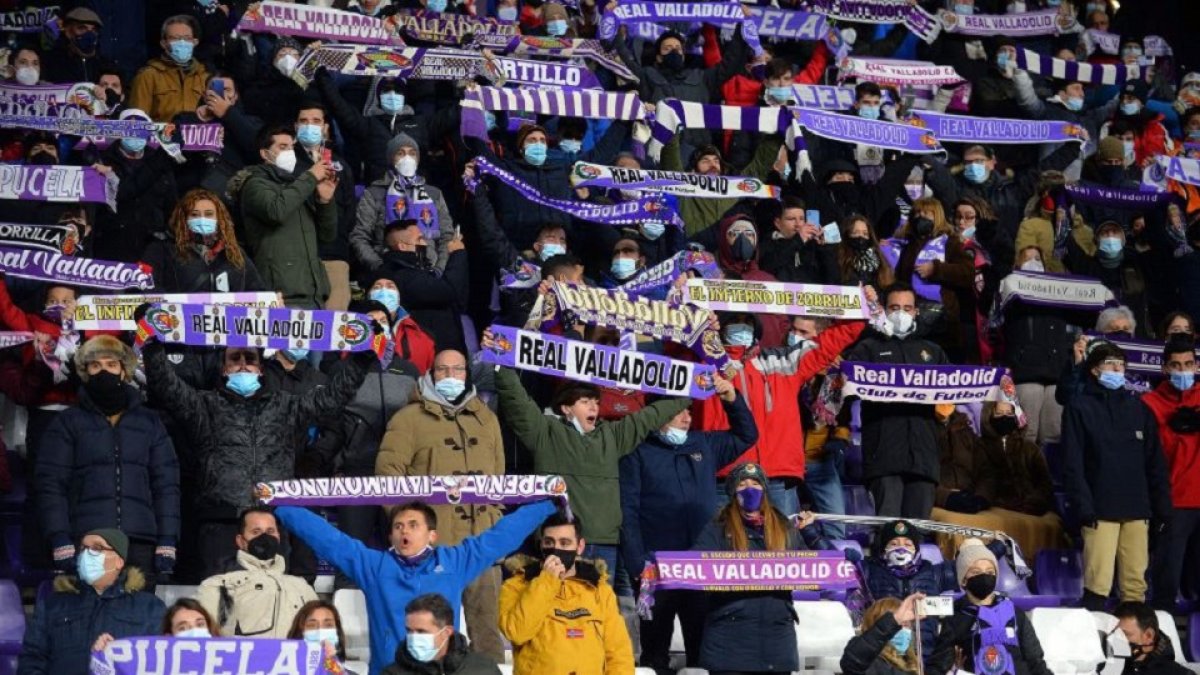 Aficionados en Zorrilla cantando el himno del RealValladolid antes del partido ante el Cartagena./ LALIGA