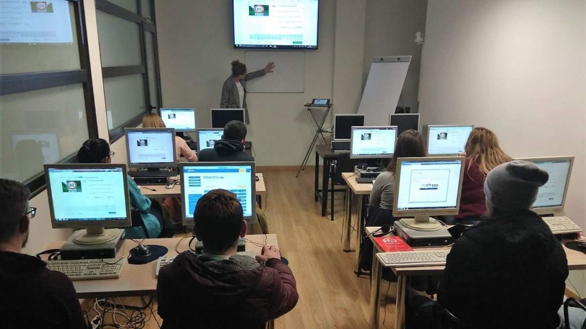 Varios alumnos siguen una de las clases teóricas en la autoescuela Master Vial para presentarse al examen de conducir en Tráfico. E. M.