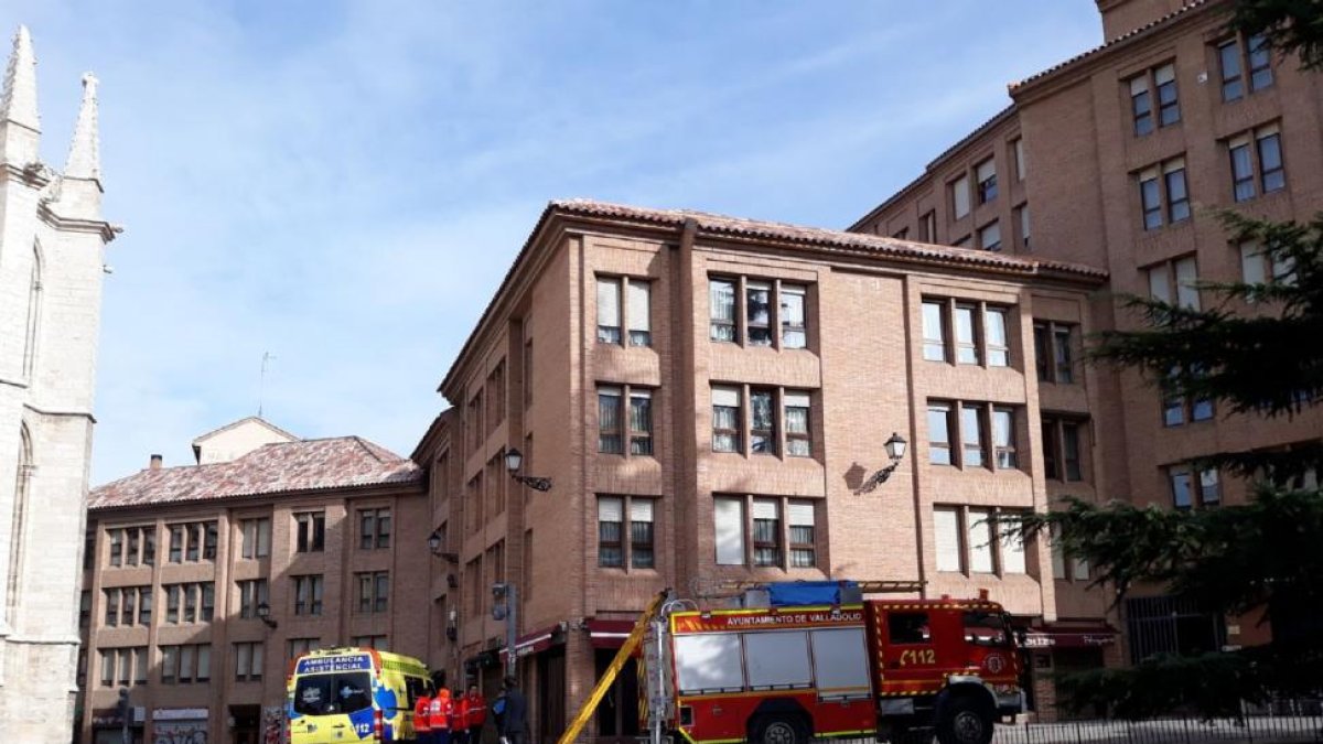 Exterior de las viviendas en las que apareció la mujer fallecida.-E.M.