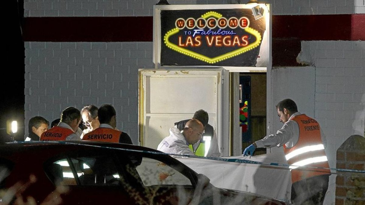 Exterior del club Las Vegas de Medina tras el tiroteo.-J.M. LOSTAU