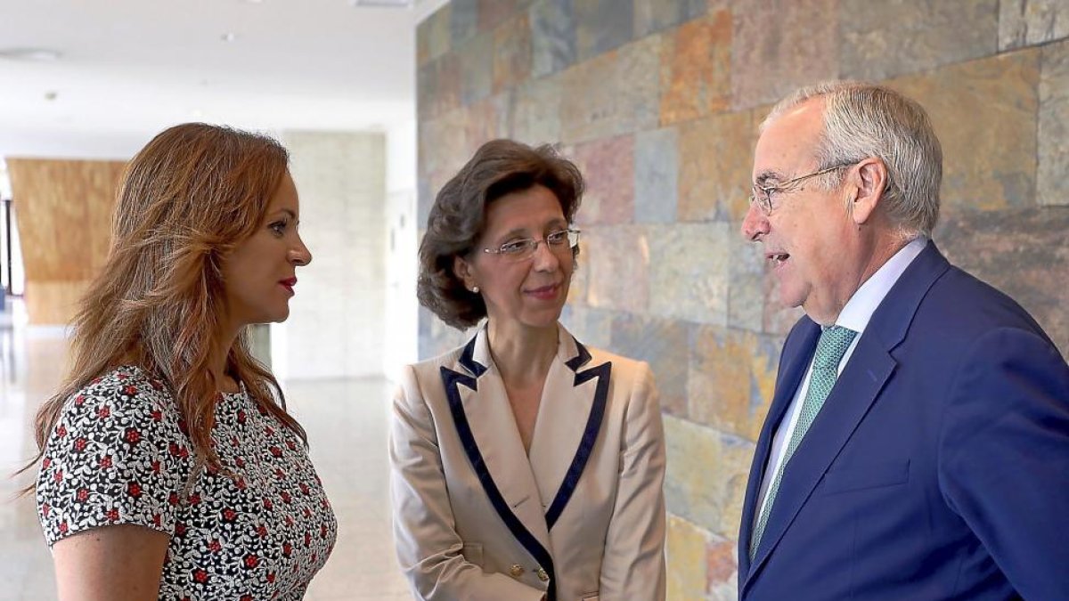 Silvia Clemente, María José de la Fuente y Jesús Encabo, ayer.-ICAL