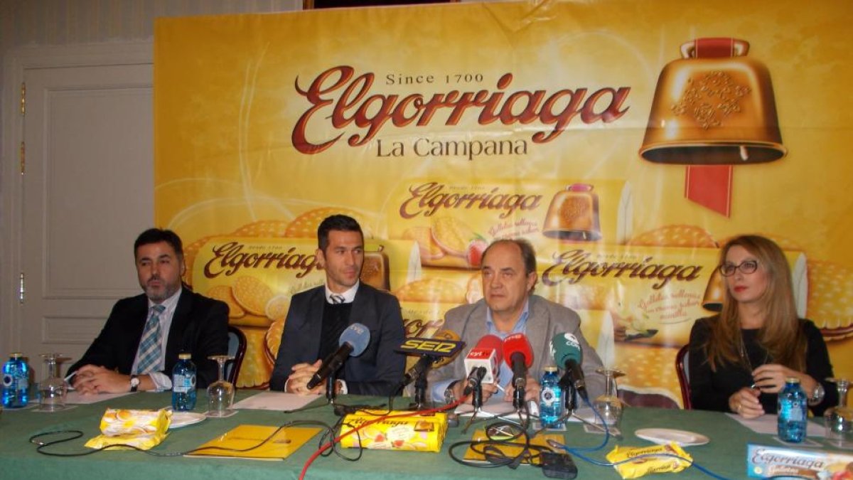 Luis Presa, a la izquierda, con Luis García, José Antonio García y Mercedes Morán, el miércoles en Ávila.-A. García