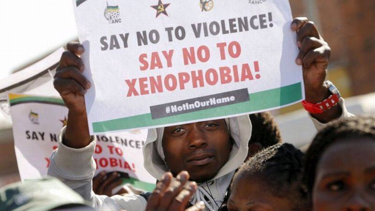 Manifestantes se concentran en los juzgados de Alexandra contra los ataques y asesinatos de inmigrantes en Sudáfrica.-Foto: REUTERS / MIKE HUTCHINGS