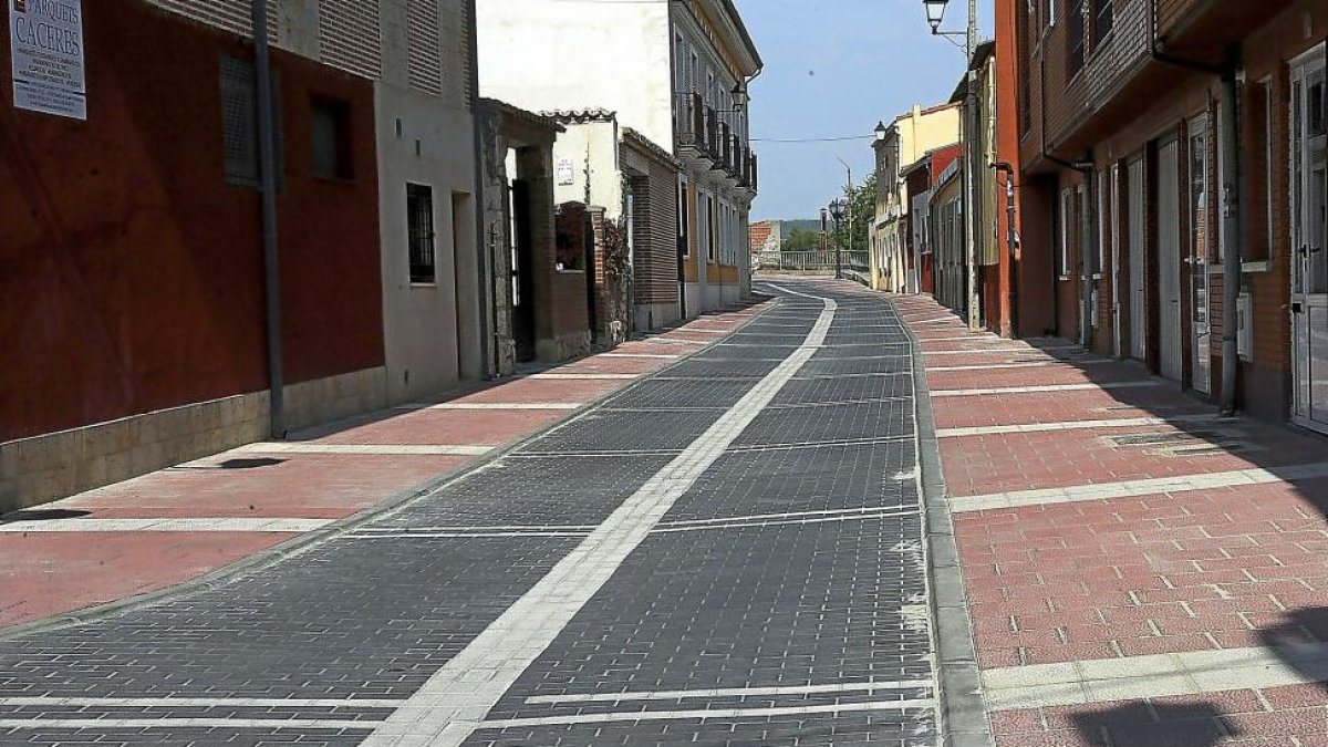 Calle del casco histórico de Tudela de Duero pavimentada durante la fase ejecutada en el pasado ejercicio 2017.-ICAL
