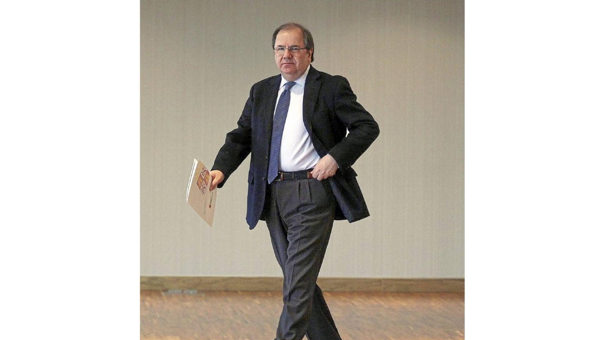 El presidente de la Junta, Juan Vicente Herrera, en el momento de acceder ayer al hemiciclo de las Cortes-Ical