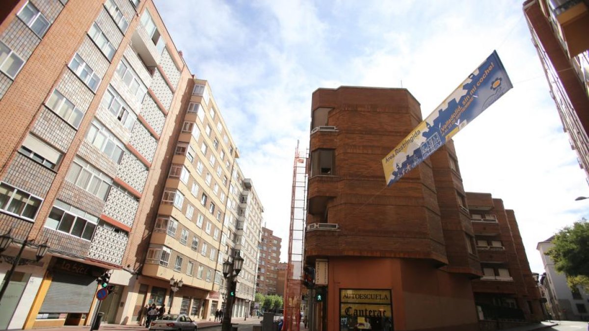 Cartel indicativo de la Semana Europea de la Movilidad en una calle del centro de Valladolid-ICAL