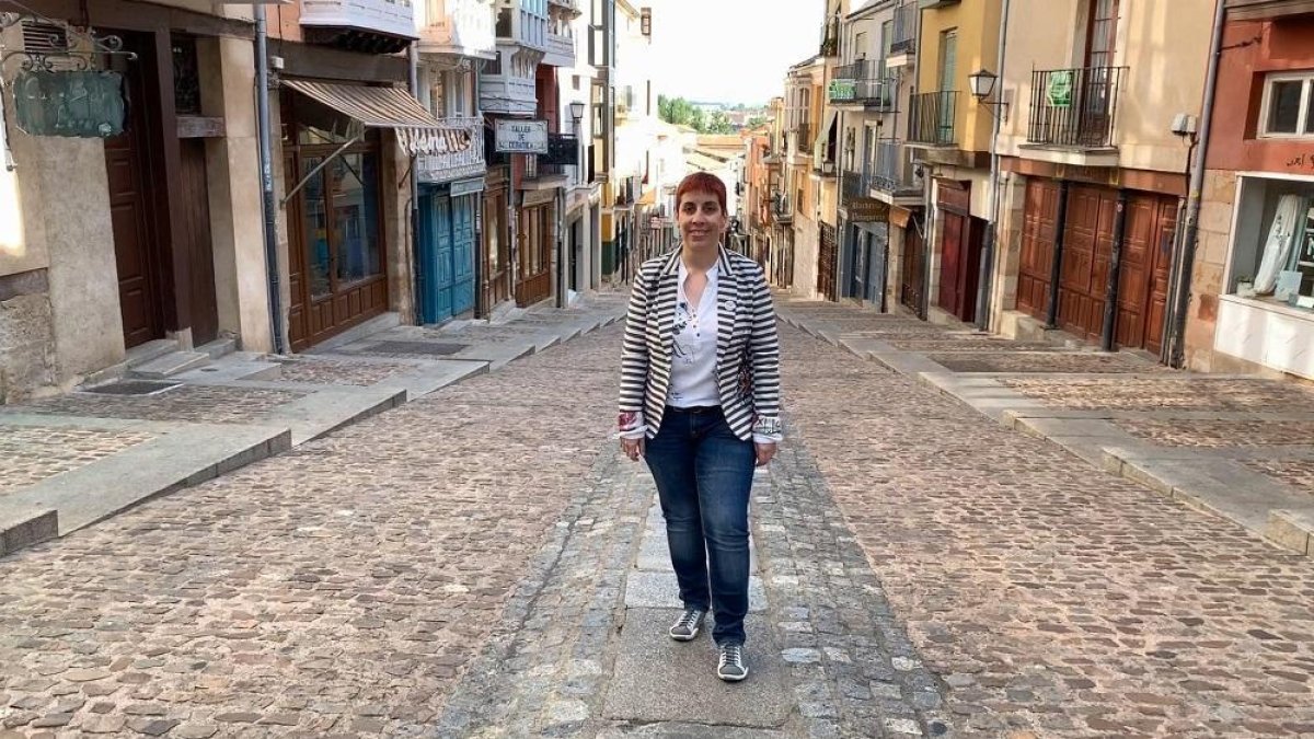 La profesora de español Elena Prieto Pérez en su ciudad natal, Zamora, que da a conocer en sus videos siempre que puede.-AN