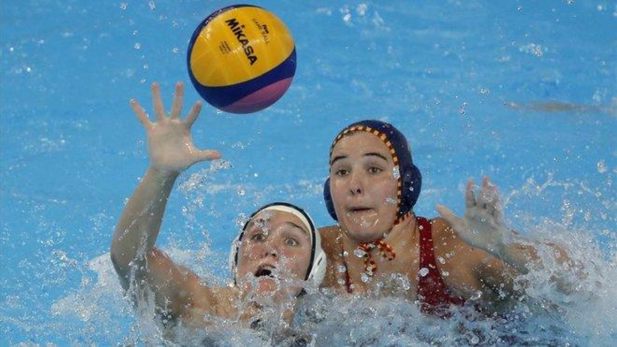 Aria Fischer jugadora de Estados Unidos y Paula Leiton de España de waterpolo en los Campeonatos del mundo en Corea-AP / LEE JIN-MAN