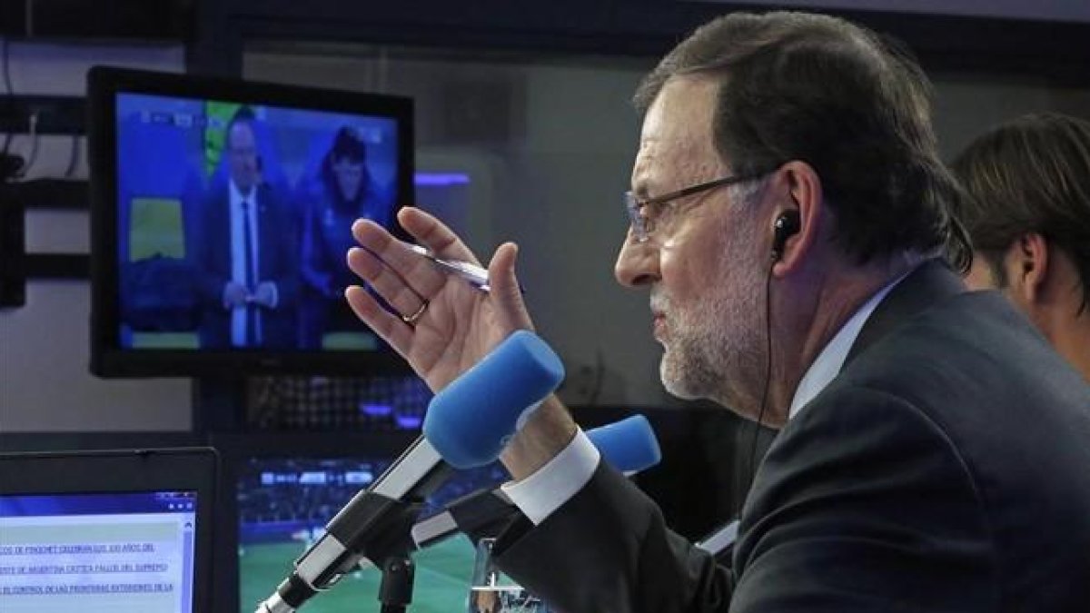 El presidente del Gobierno Mariano Rajoy, durante su aparición como comentarista en la Cope.-EFE / JUAN CARLOS HIDALGO