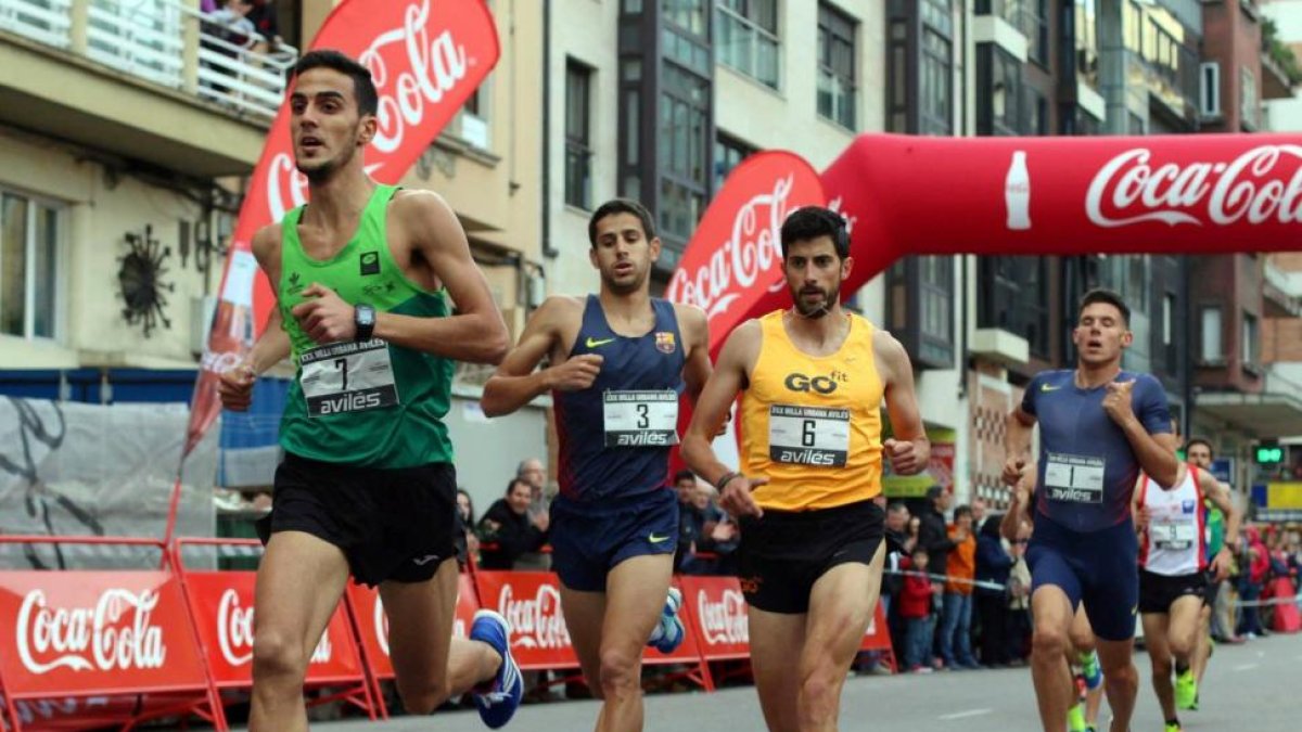 Álvaro Rodríguez (nº6) junto al ganador de la Milla de Avilés, Marc Alcalá (nº3).-TANO GONZÁLEZ