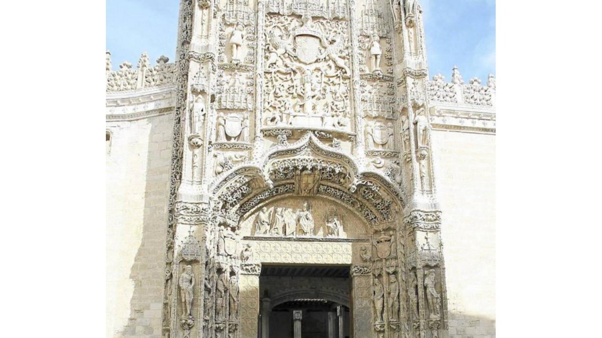 Fachada del Museo Nacional de Escultura con un grupo de ciudadanos observandola-Ical