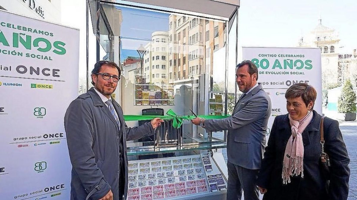 Ismael Pérez, junto al nuevo kiosco.-E. M.