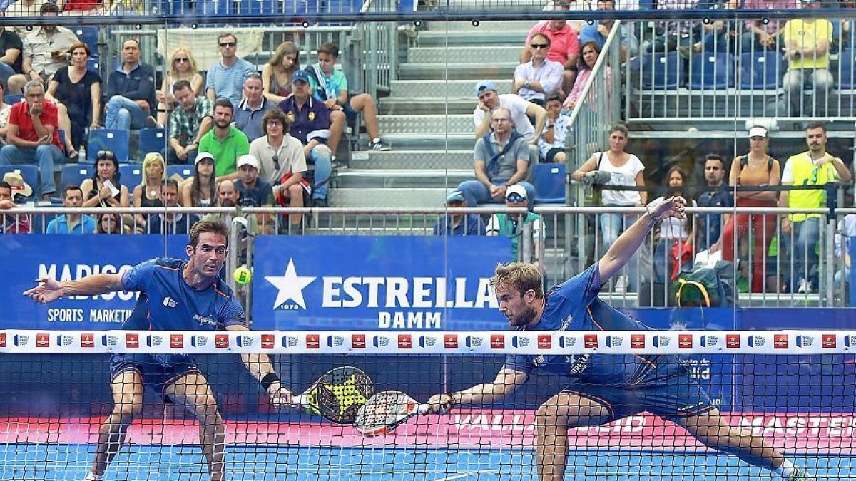 Ernesto Moreno yGerardo Rubio intentan devolver la pelota durante el choque contra Chingotto y Tello.-J.M.LOSTAU