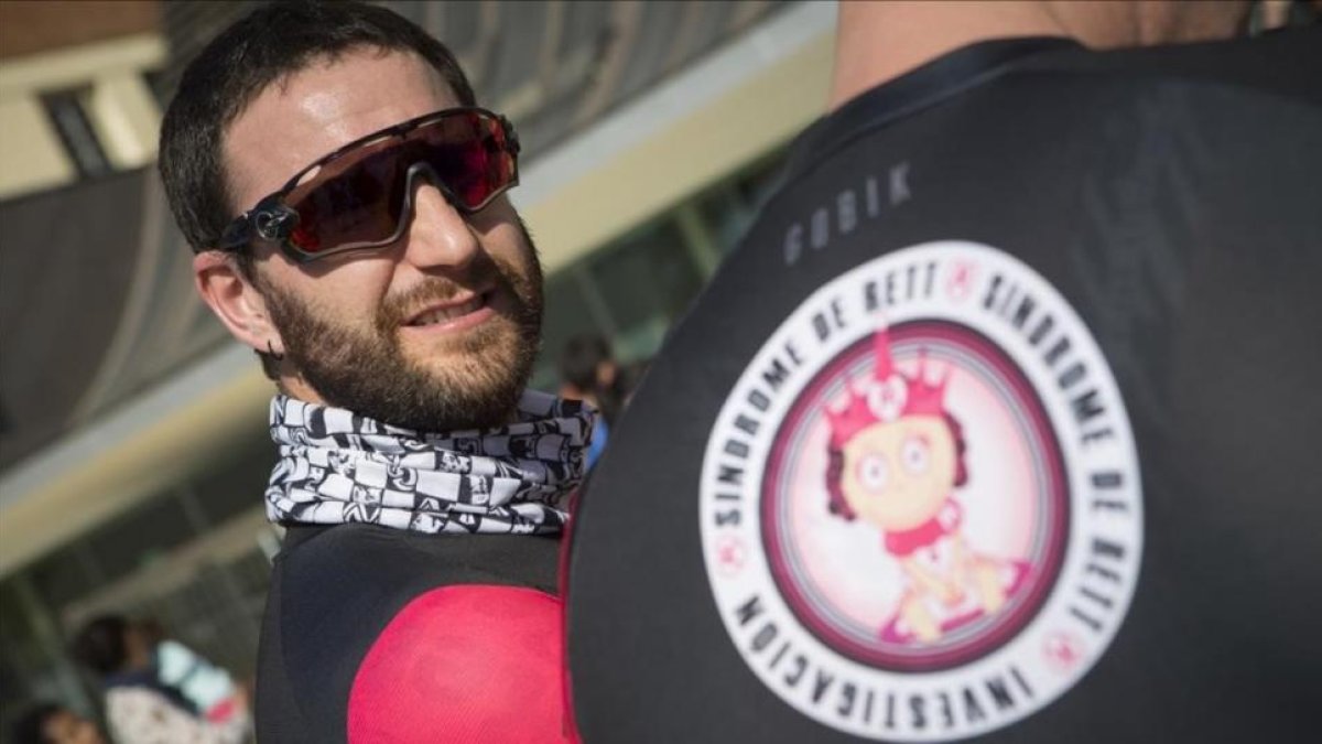 Dani Rovira inicia el viaje en bicicleta hacia el Vaticano por un acto solidario.-ALBERT BERTRAN