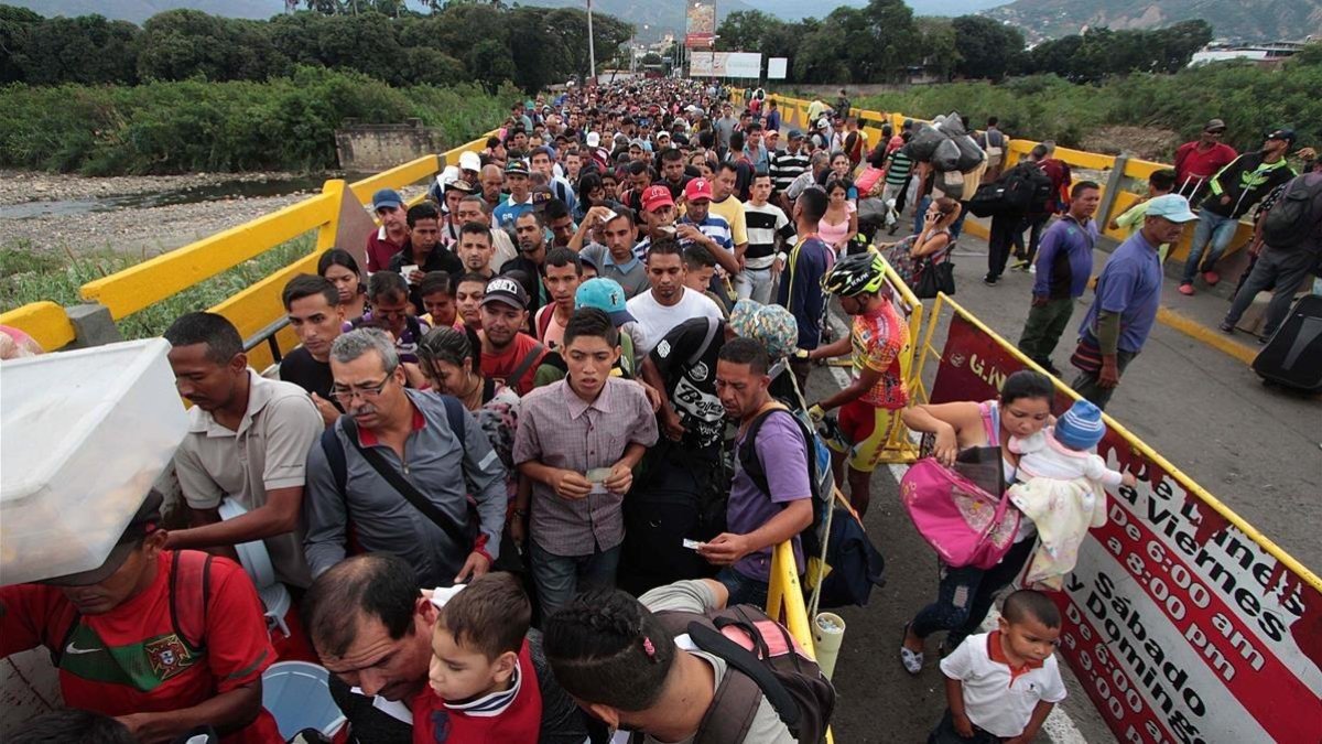 Ciudadanos venezolanos cruzan el puente internacional Simón Bolívar desde San Antonio del Tachira, en Venezuela, hacia Colombia, el 10 de febrero. /-AFP / GEORGE CASTELLANOS