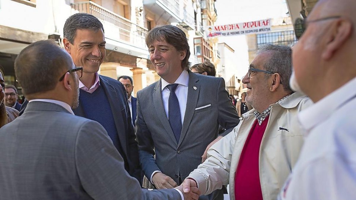 Sánchez saluda a un vecino de Soria en presencia de Martínez y Rey.-ICAL