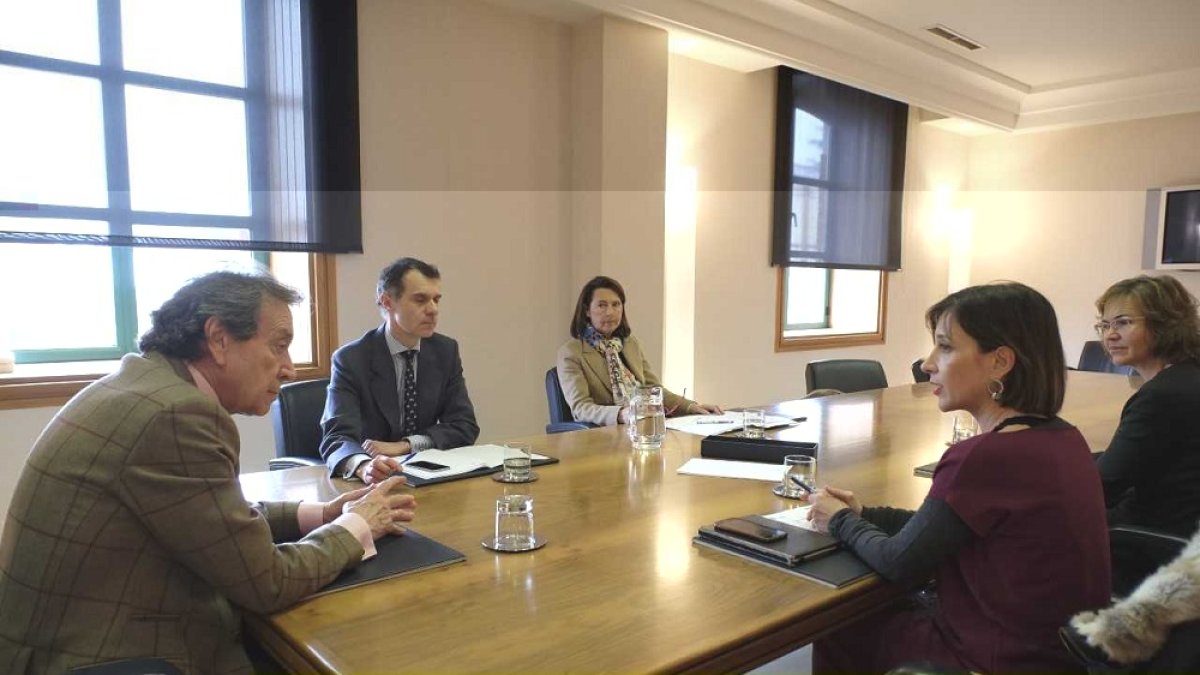 Un momento de la reunión ayer entre De Santiago-Juárez y Ramos.-EM
