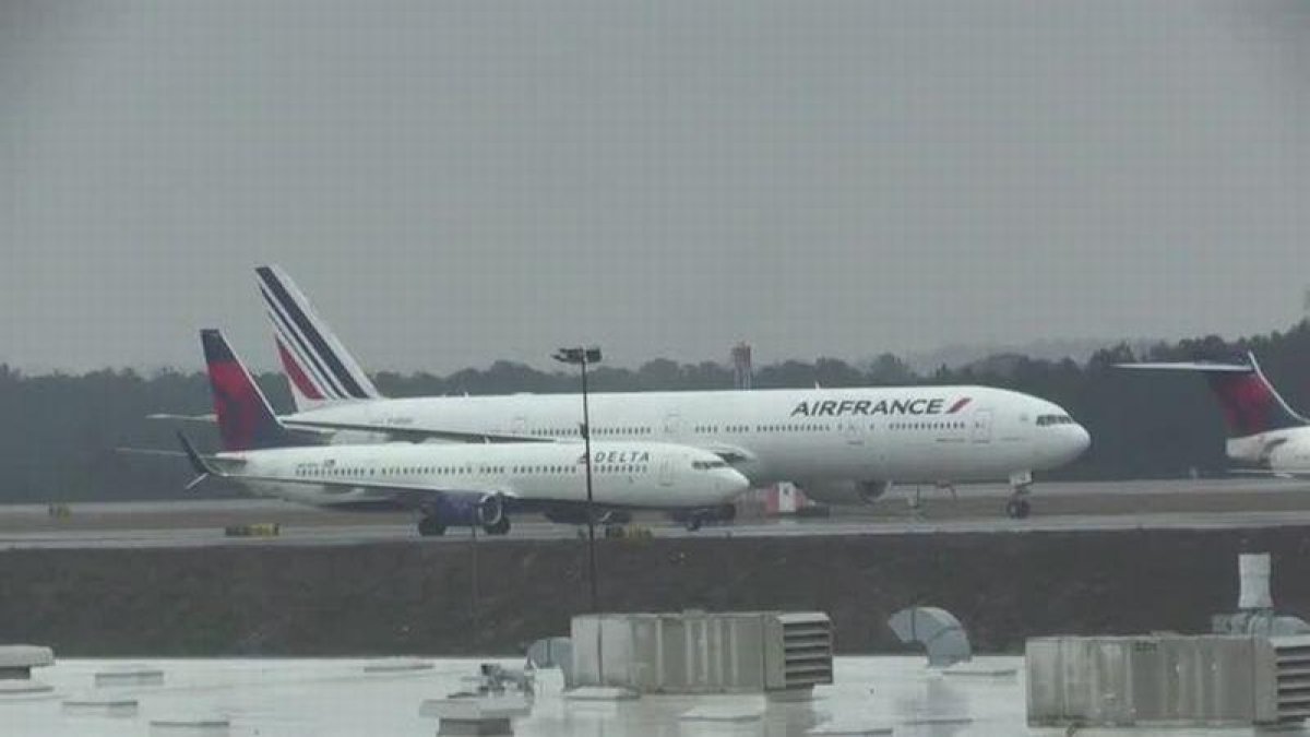Un corte de energía ha obligado a suspender la llegada y salida de vuelos en el Aeropuerto Internacional Hartsfield-Jackson Atlanta.-EFE