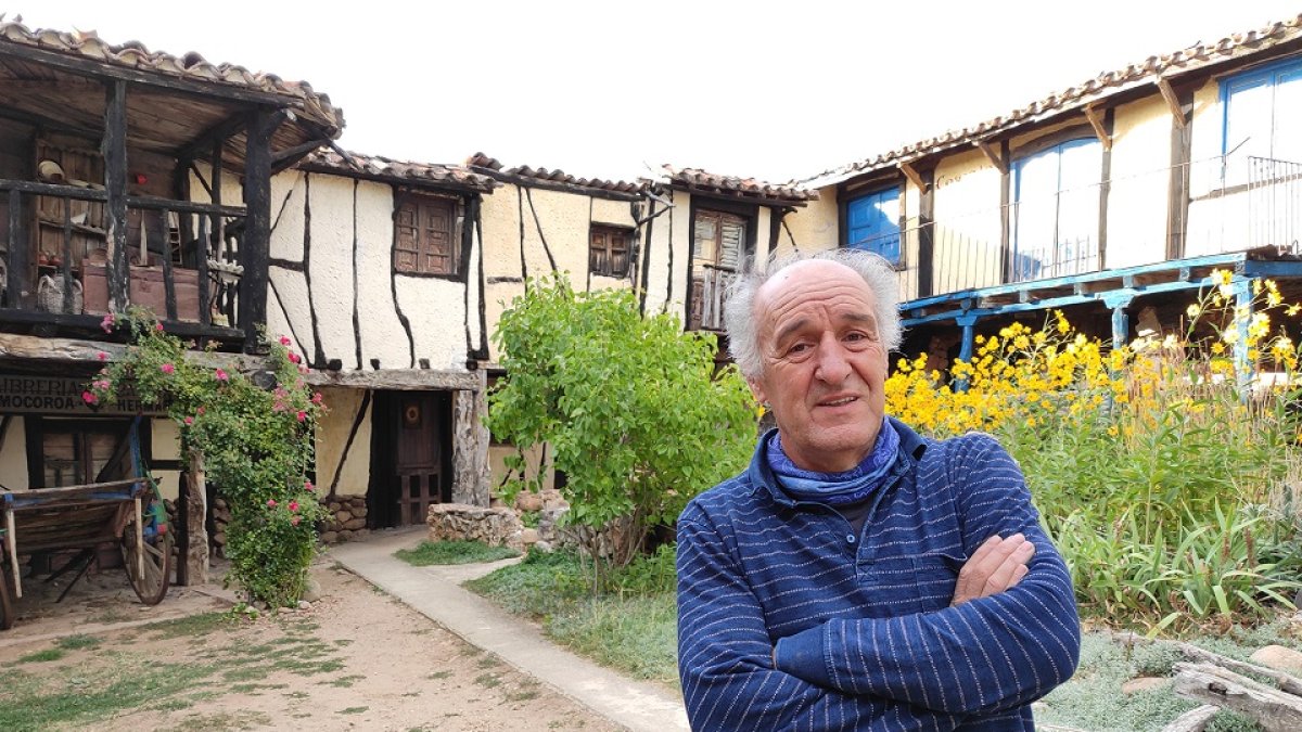 El artista Félix Yáñez posa en uno de los rincones de Territorio Artlanza