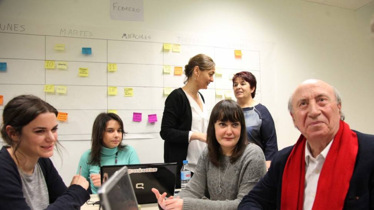La alcaldesa de Segovia, Clara Luquero, visita a los participantes de la I Lanzadera de Empleo y Emprendimiento Solidario de Segovia junto con su impulsor, José María Pérez 'Peridis', y María Luz Rodríguez, exsecretaria de Estado de Empleo del Gobierno-Ical