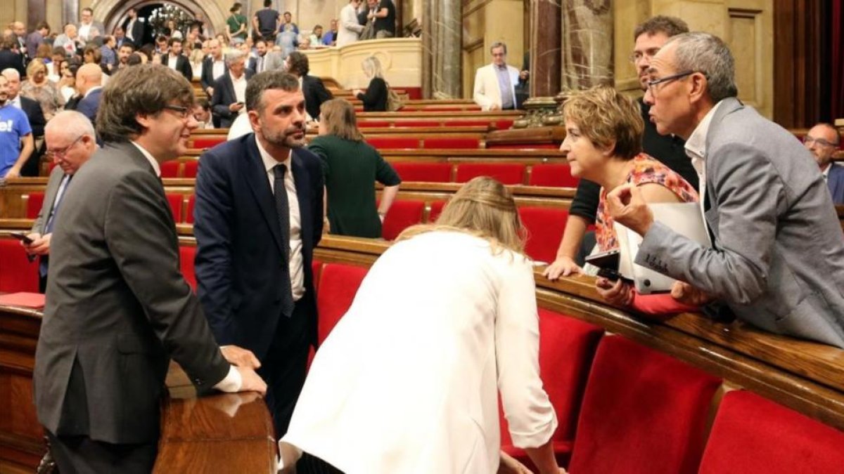 Joan Coscubiela expresa sus quejas al president Carles Puigdemont en el hemiciclo del Parlament-ACN / PERE FRANCESCH