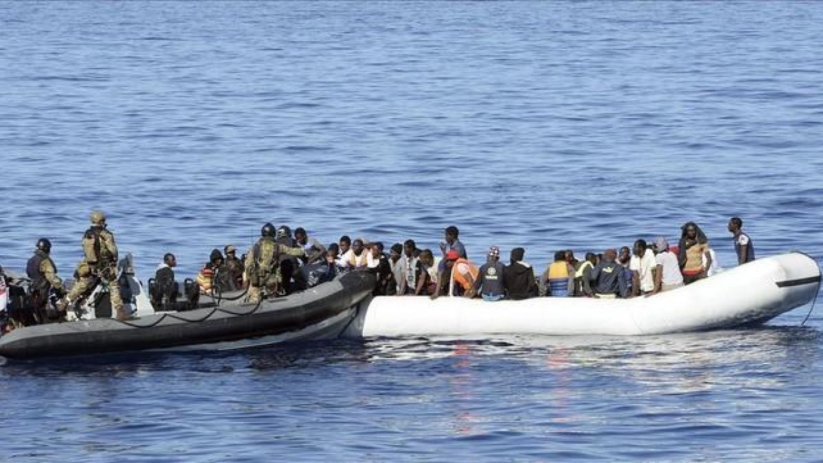magen de archivo del rescate de un grupo de inmigrantes en el Mediterráneo a cargo de marinos británicos, el 28 de octubre del 2015.-EFE