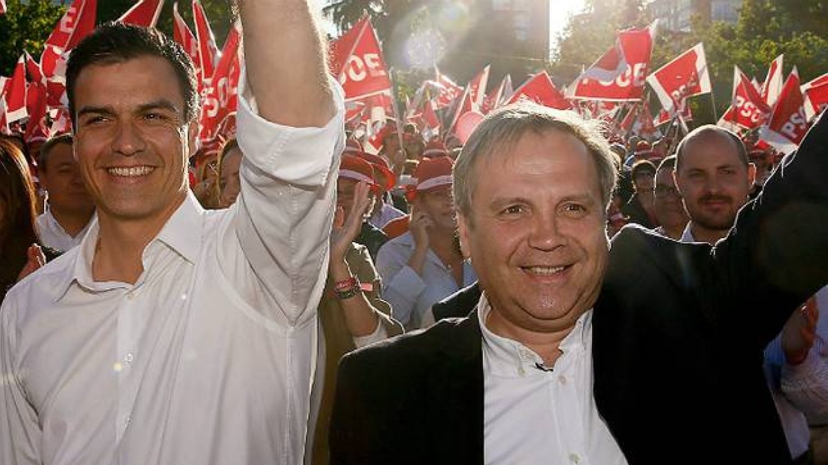 Pedro Sánchez y Antonio Miguel Carmona.-EFE / JUANJO MARTÍN