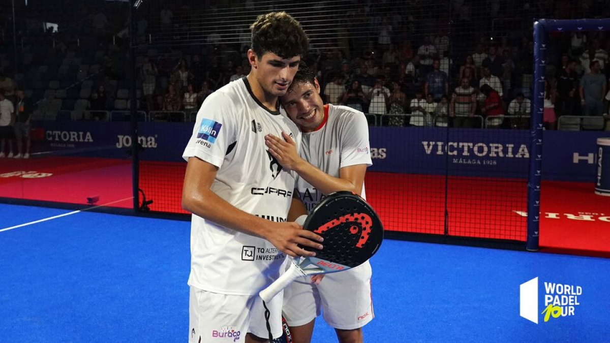Agustín Tapia abraza a Arturo Coello en Málaga. / WPT