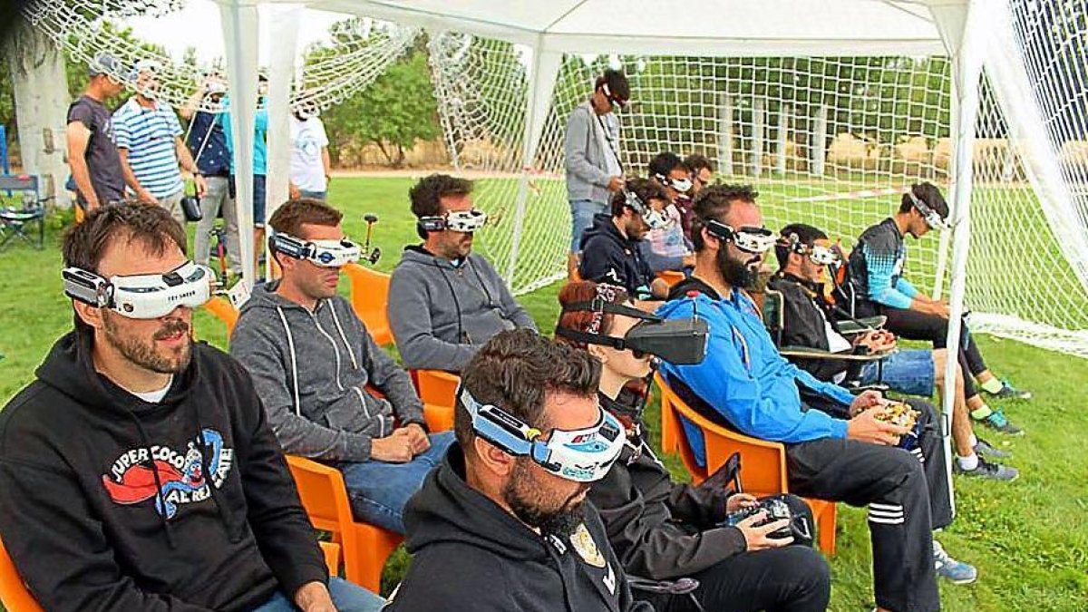 Curiosa imagen de los pilotos, con sus gafas especiales.-D. V.